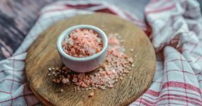 Sól himalajska – na co pomaga i jak ją stosować?