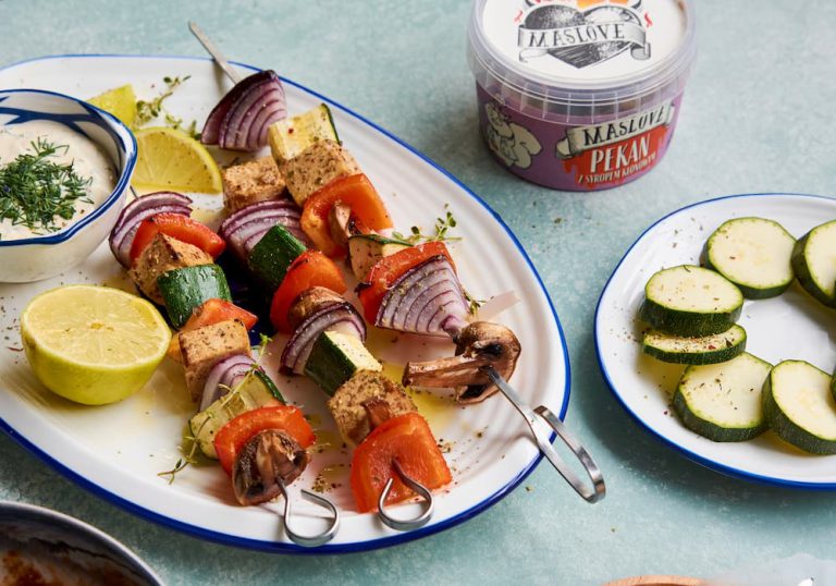 Vege grill – warzywne kolorowe szaszłyki z orzechowym tofu