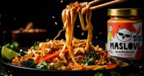 Kurczak chow mein z masłem orzechowym